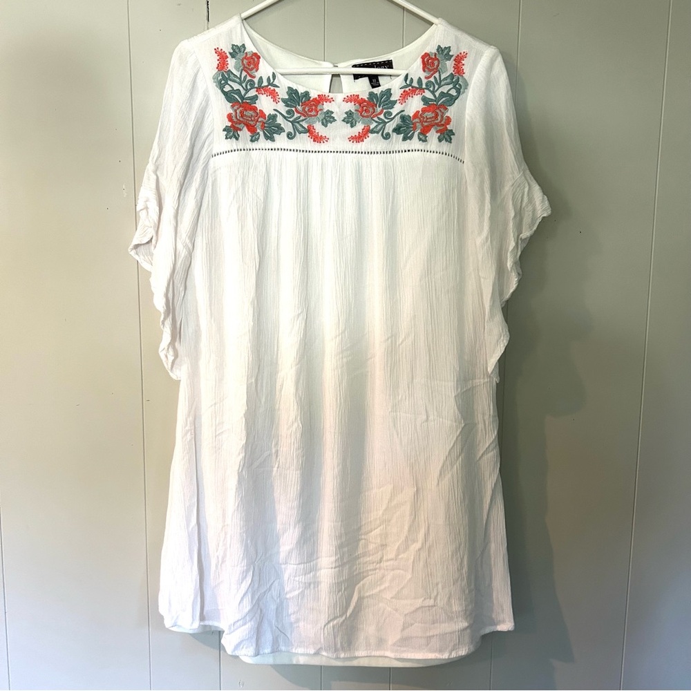White Floral Embroidered Dress-Size M-Boho-Beachy-Vacation-Inside Lining-Resort
